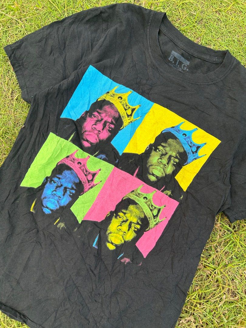 The Notorious B.I.G. Graphic Tee - Size S (Category: Tshirts & Polo Shirts ) located in Bais. Submitted by juans_thrift (Listing ID 1416090716, Image 2). Description: Biggie Price: 200💸 📌Dimes: 18.5 x 26.5 📌Size: Small 📌Condition: 9.8 📌Colorate: 9.8 📌Issue: Minimal Hairline cracks.