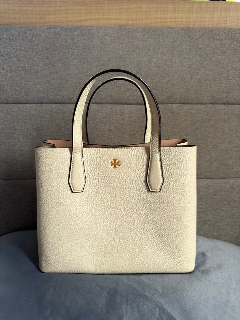 Tory Burch Blake Small Tote Bag (Category: Luxury Bags & Wallets) located in Lucena. Submitted by triciafindsph (Listing ID 1416140743, Image 1). Description: 💯 Authentic ✨ 8/10 condition 👜 has flaws as seen on the photo but unnoticeable.