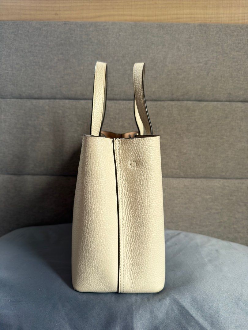 Tory Burch Blake Small Tote Bag (Category: Luxury Bags & Wallets) located in Lucena. Submitted by triciafindsph (Listing ID 1416140743, Image 3). Description: 💯 Authentic ✨ 8/10 condition 👜 has flaws as seen on the photo but unnoticeable.