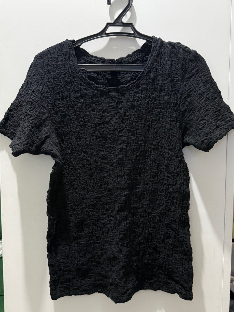 Uniqlo Black Shirred Shirt (Category: Shirts) located in Porac. Submitted by poimd_ (Listing ID 1416090513, Image 1). Description: -size s on tag -still in good condition -gcash/bpi/unionbank/maya/maribank.