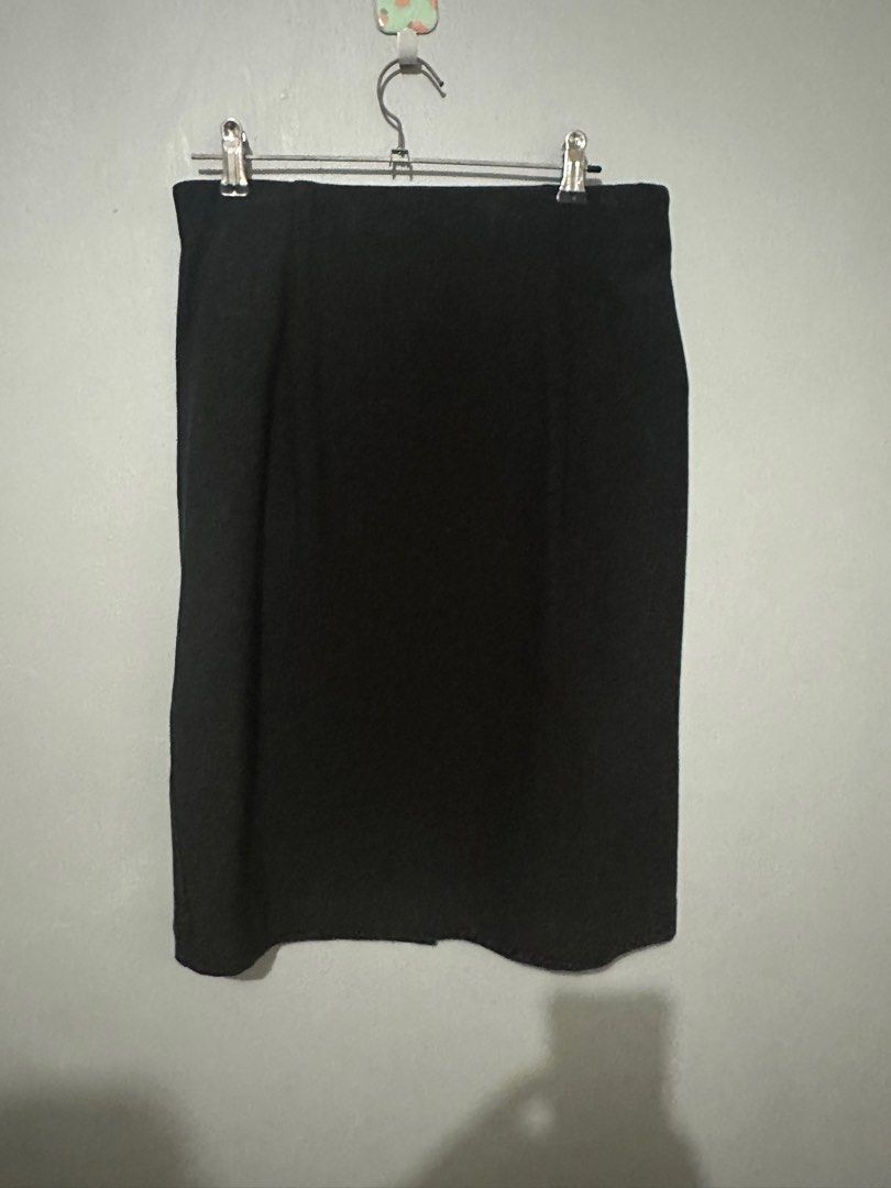 3 UNIQLO Skirt - Size L (Category: Skirts) located in Las Pinas. Submitted by jeesung (Listing ID 1416079784, Image 3). Description: - UNIQLO Skirt - Size: L (Waist 69-75cm) - Colors: White, Denim Blue, Black - Material: 96% Cotton, 4% Spandex - Design: Simple and versatile - Perfect for various occasions.