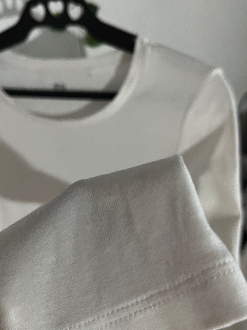 UNIQLO white long sleeve (Category: Longsleeves) located in San Fernando. Submitted by shnmrcd (Listing ID 1416185054, Image 2). Description: .