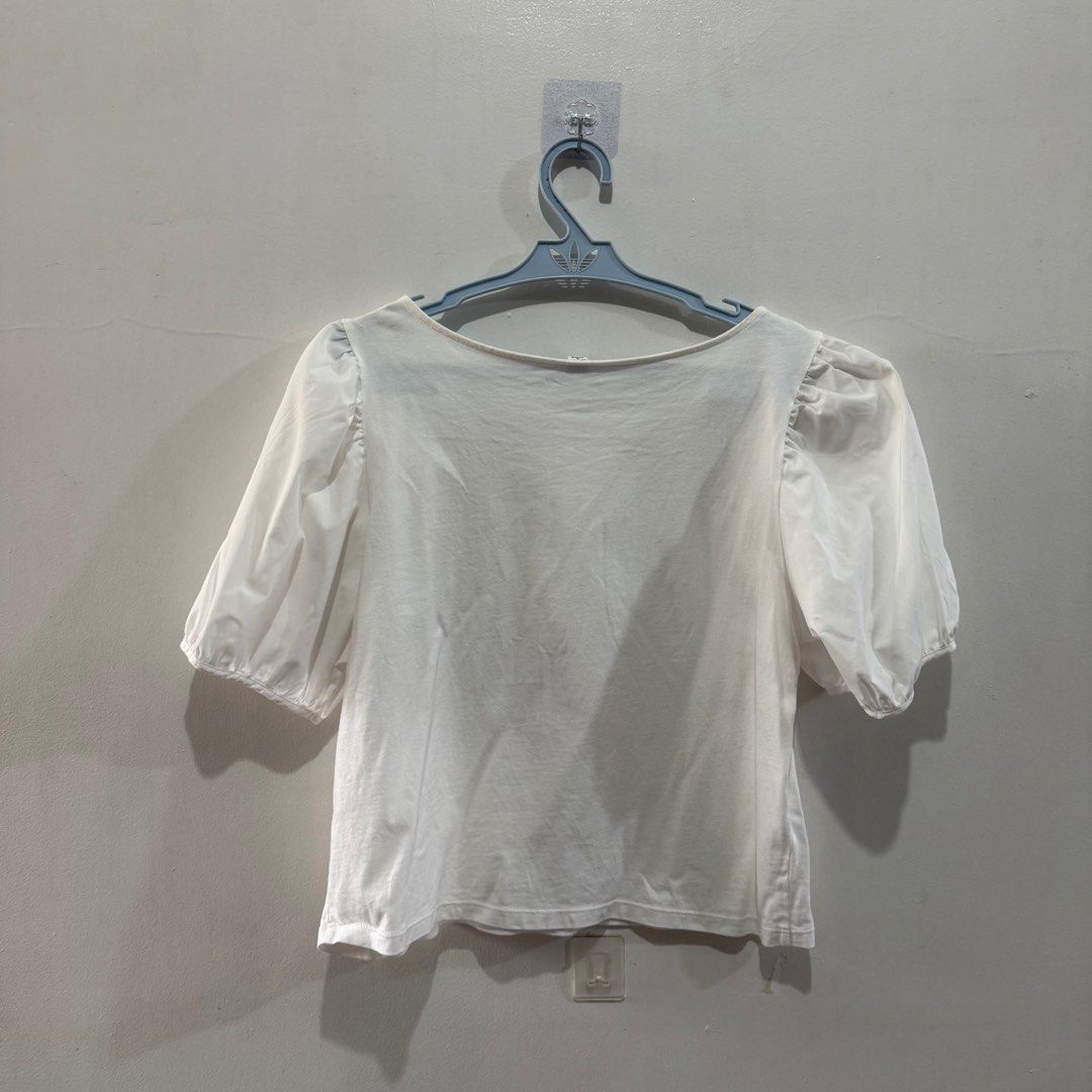 Uniqlo White Puff Sleeve Top (Category: Blouses) located in Binan City. Submitted by ard__ (Listing ID 1416105225, Image 3). Description: - Uniqlo white top - Puff sleeves - Round neckline - Size S - Made in Vietnam.
