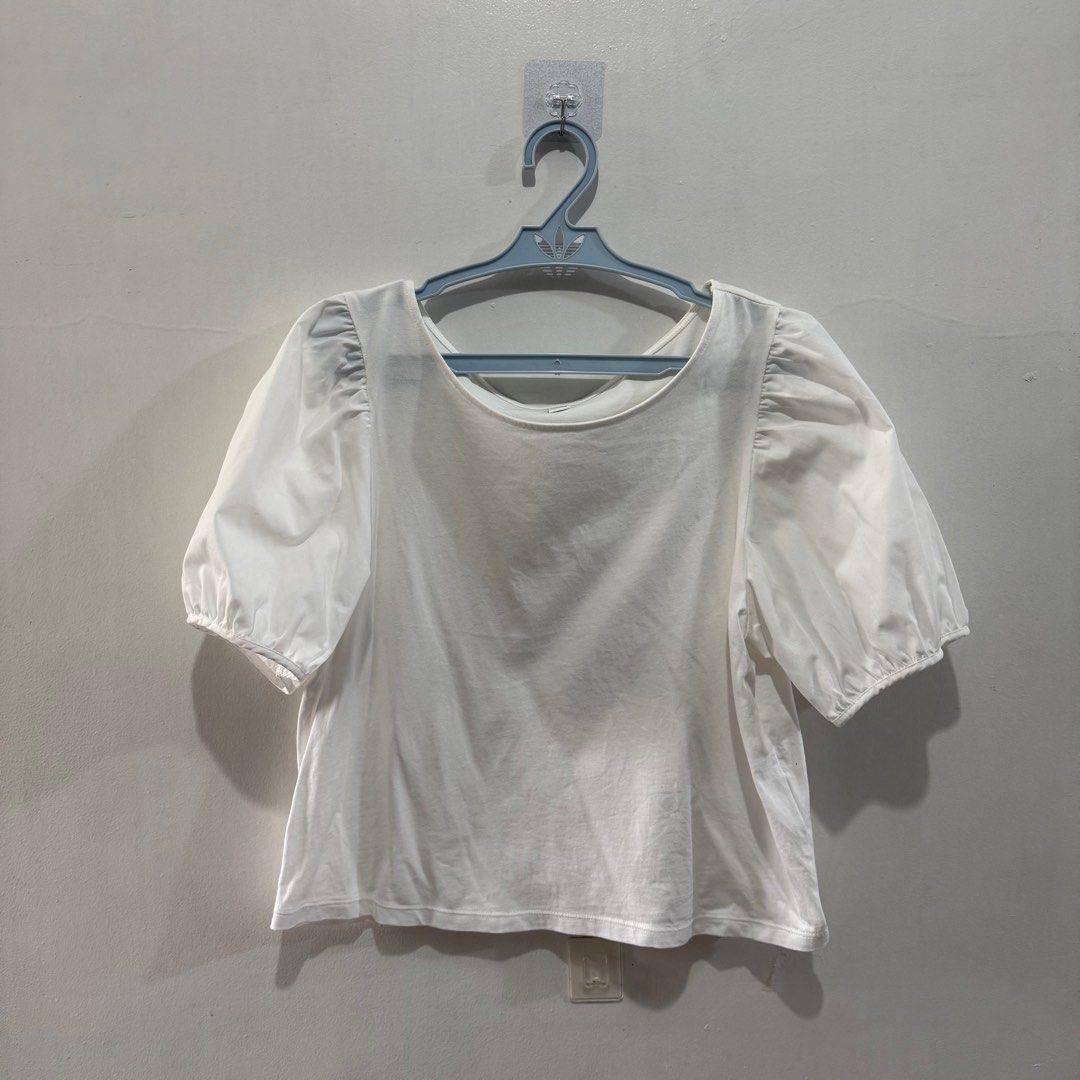 Uniqlo White Puff Sleeve Top (Category: Blouses) located in Binan City. Submitted by ard__ (Listing ID 1416105225, Image 2). Description: - Uniqlo white top - Puff sleeves - Round neckline - Size S - Made in Vietnam.