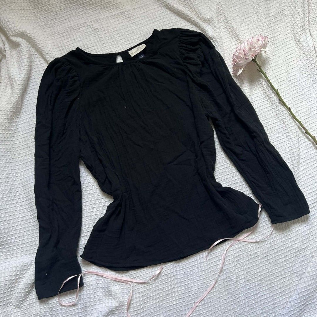 Universal Thread Black Long Sleeve Blouse✨ SUPER CLASSY AND QUALITYYY (Category: Blouses) located in Baguio. Submitted by especiallyjeans04 (Listing ID 1416152549, Image 2). Description: - Universal Thread black blouse - Size: M - Features: - Round neckline - Keyhole back detail - Puff sleeves - Slightly gathered waist - Material: 100% cotton.
