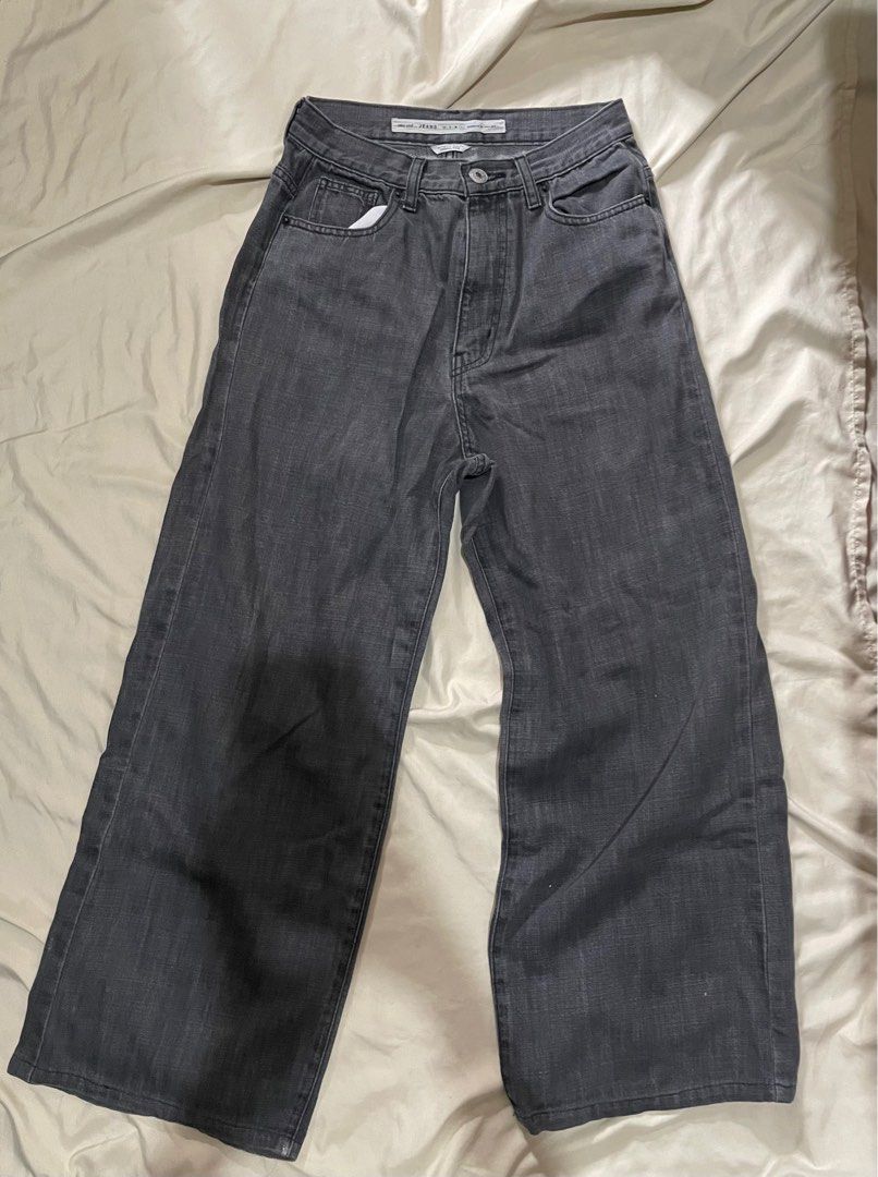 Urban Jeans Wide Leg Jeans (Category: Jeans) located in Manila. Submitted by possiblymaybe.717 (Listing ID 1416203602, Image 1). Description: - Urban Jeans wide-leg jeans - Dark gray color - Relaxed fit - Classic five-pocket design - Button closure - Durable denim fabric - Easy to pair with different tops and shoes - Size available on label.