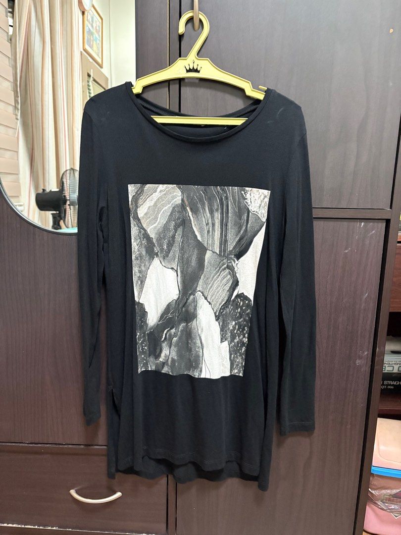 Zara Black Sweater with Graphic Print (Category: Longsleeves) located in Quezon City. Submitted by yujinify (Listing ID 1416153667, Image 1). Description: - Zara sweater - Size: S - Graphic print - Long sleeves - Round neckline.