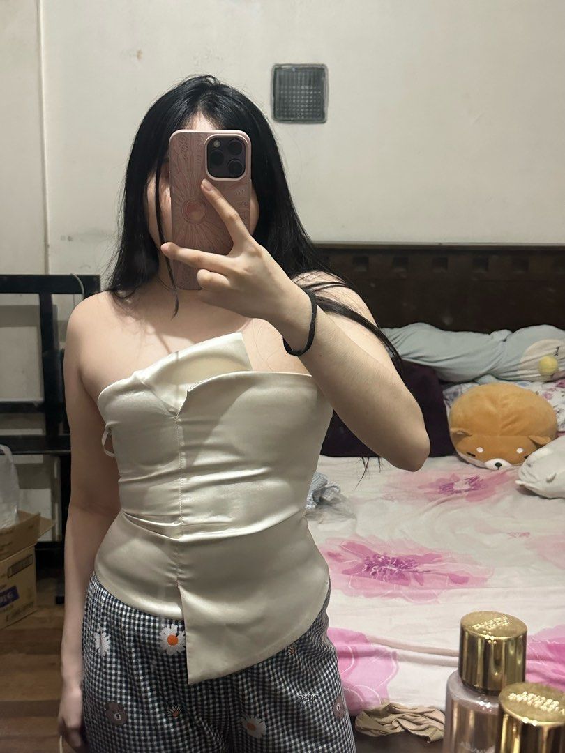 Zaralike Satin Corset Top (Category: Sleeveless) located in Manila. Submitted by shobesclosetxx (Listing ID 1416172622, Image 1). Description: Zara du93 top from 🍊 Never been used, just stored Negotiable pa Shiny because it’s satin I bought this for clubbing sana but I never got the chance to wear it cuz I kept on wearing smthn else.