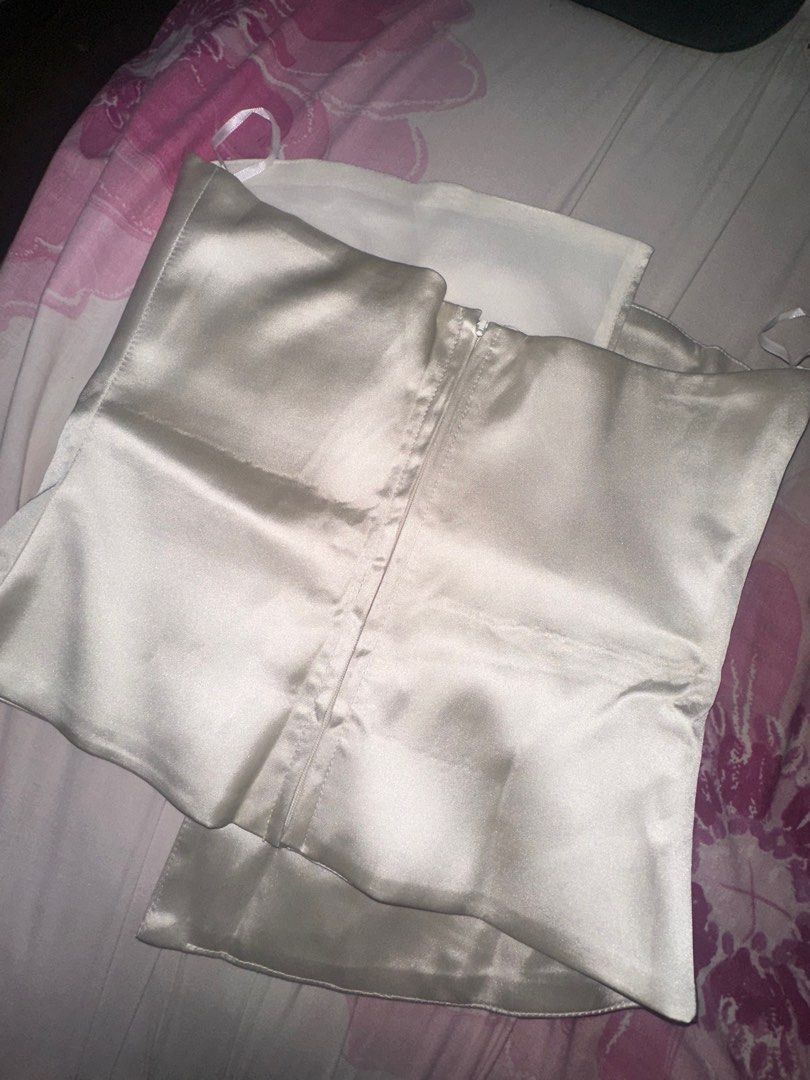 Zaralike Satin Corset Top (Category: Sleeveless) located in Manila. Submitted by shobesclosetxx (Listing ID 1416172622, Image 3). Description: Zara du93 top from 🍊 Never been used, just stored Negotiable pa Shiny because it’s satin I bought this for clubbing sana but I never got the chance to wear it cuz I kept on wearing smthn else.