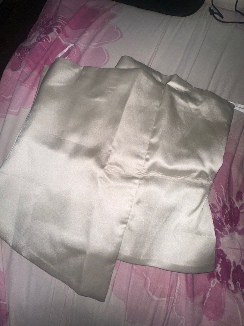 Zaralike Satin Corset Top (Category: Sleeveless) located in Manila. Submitted by shobesclosetxx (Listing ID 1416172622, Image 2). Description: Zara du93 top from 🍊 Never been used, just stored Negotiable pa Shiny because it’s satin I bought this for clubbing sana but I never got the chance to wear it cuz I kept on wearing smthn else.