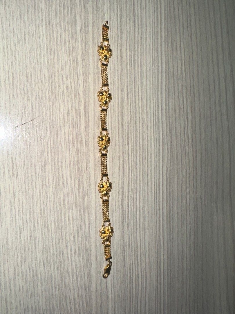 18k bracelet solid gold pawnable (rare design) (Category: Bracelets) located in Pasig City. Submitted by lindomarian96 (Listing ID 1416368027, Image 1). Description: Unique style flower bracelet Vintage style 750 holemark. Sobrang rare design solid 9.4g. Dm if ur looking for a Solid, rare and vintage style of gold bracelet Will accomodate only for those person buying solid pcs. Ps: pm for sure buyer. Meetup only.