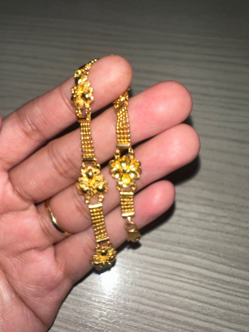 18k bracelet solid gold pawnable (rare design) (Category: Bracelets) located in Pasig City. Submitted by lindomarian96 (Listing ID 1416368027, Image 2). Description: Unique style flower bracelet Vintage style 750 holemark. Sobrang rare design solid 9.4g. Dm if ur looking for a Solid, rare and vintage style of gold bracelet Will accomodate only for those person buying solid pcs. Ps: pm for sure buyer. Meetup only.