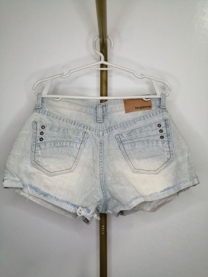 Acid Wash Distressed Denim Shorts (Category: Shorts) located in Liliw. Submitted by r.things (Listing ID 1416243341, Image 2). Description: 30 inches.