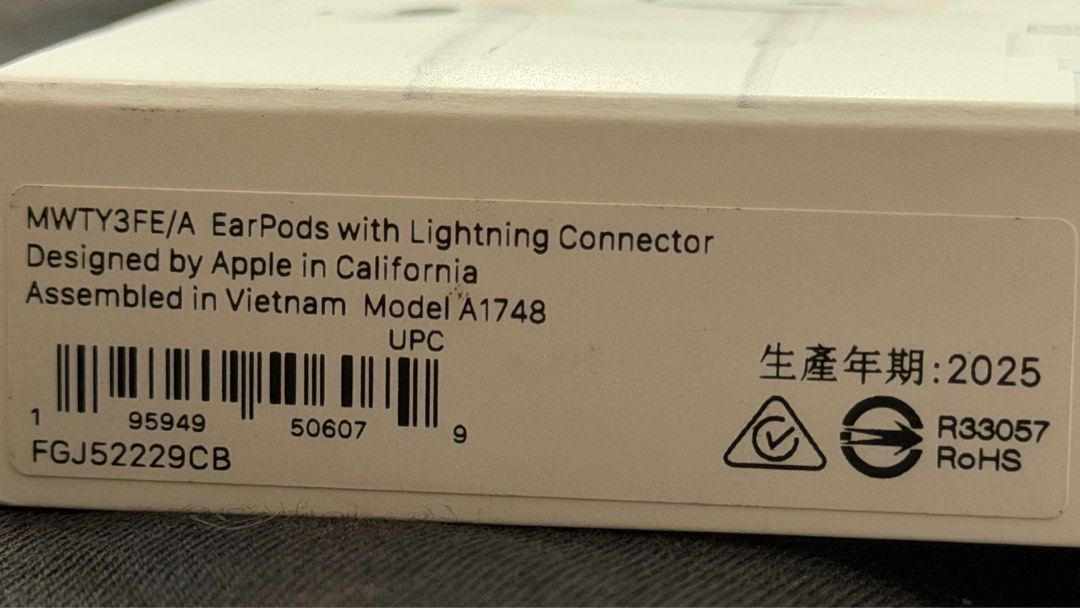 Apple Earpods (Lightning connector) (Category: Earphones) located in Paranaque City. Submitted by flfdeclutter (Listing ID 1416323196, Image 3). Description: - Apple EarPods (Lightning connector) - bought from Beyond the Box - ₱900 - cleaned & sanitized however there are some black/light grayish stains - RFS: collecting dust .