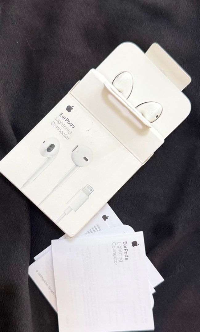 Apple Earpods (Lightning connector) (Category: Earphones) located in Paranaque City. Submitted by flfdeclutter (Listing ID 1416323196, Image 1). Description: - Apple EarPods (Lightning connector) - bought from Beyond the Box - ₱900 - cleaned & sanitized however there are some black/light grayish stains - RFS: collecting dust .