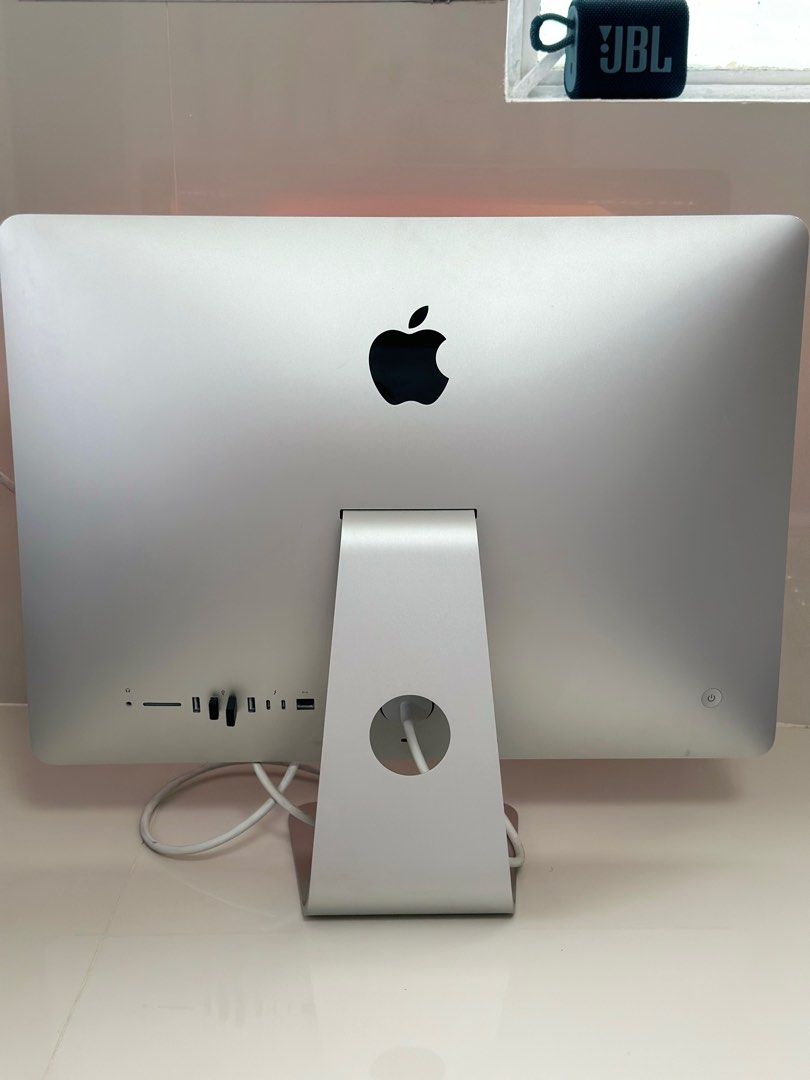 Apple iMac 21.5-inch (2017) (Category: Desktops) located in Cavite. Submitted by legitseller.gadget (Listing ID 1416296483, Image 2). Description: 🔴SELLING: iMac 2017 ₱18k ✅21.5 inch ✅Processor: 2.3 GHz Dual-Core Intel Core i5 ✅Memory: 8GB DDR4 2133mhz ✅macOS: Ventura 13.7.2 ✅Storage: 1 TB HDD ✅Graphics: Intel Iris Plus Graphics 640 1536 MB ☑️with keyboard ☑️with mouse ❤️Student ❤️Office ➡️Delivery via LBC or via Lalamove ➡️Meet Up.