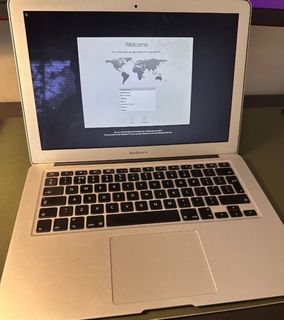 Apple computer MacBook Air 2011 457516746686474240