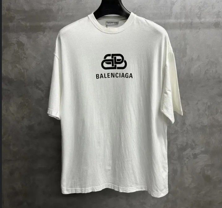 Balenciaga Oversized Logo T-shirt (Category: Tshirts & Polo Shirts ) located in Quezon City. Submitted by cidoffline (Listing ID 1416358704, Image 3). Description: - Balenciaga white t-shirt - Black logo print on front - Oversized fit - Crew neck - Short sleeves - OFF (who cares) Lalamove/J&T Quezon City area Buyer shall shoulder the delivery fee RFS: Declutter .