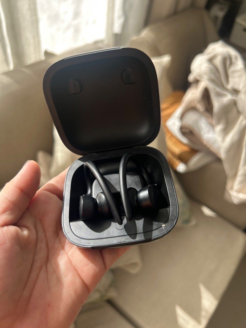 Beats Powerbeats Pro - Black (Category: Earphones) located in Iloilo. Submitted by luna0618 (Listing ID 1416220425, Image 2). Description: - ORIGINAL Black Beats Powerbeats Pro earphones - Includes charging case with Beats logo - Features ear hooks for a secure fit - Modern and sleek design Bought this and price was still P13,490 !! Mabilis lang ma lowbat like after 2.5 hrs. 1 netflix movie run time.