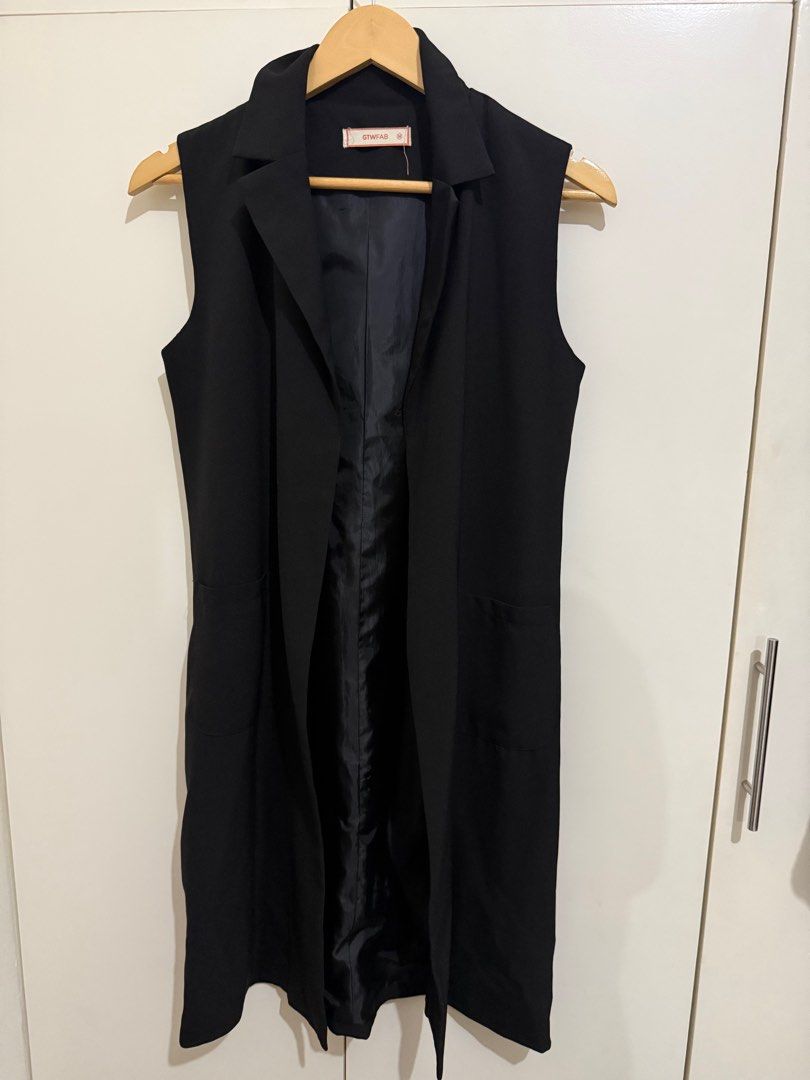 Black Sleeveless Blazer Vest (Category: Sleeveless) located in Quezon City. Submitted by mintconditionph (Listing ID 1416368816, Image 1). Description: .