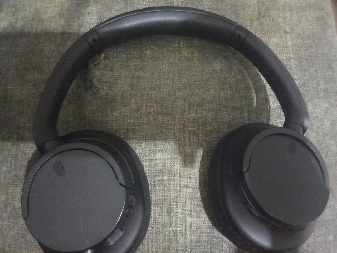 Bluetooth head set noise cancellation (Sony) (Category: Headphones & Headsets) located in Pasig City. Submitted by myclovers (Listing ID 1340201220, Image 3). Description: Slight used, bought it for 8500- selling for 3600 Super very Good condition Bluetooth headset, head phone, can connect in different Bluetooth device.