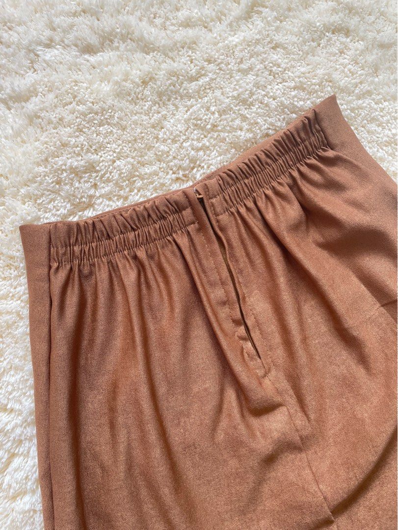 Brown Mini Skirt with Slit (Category: Skirts) located in Cavite. Submitted by gonegirl_ (Listing ID 1416299016, Image 2). Description: Brown skirt with slit 🤎 Bought this on TikTok (I think it’s already discontinued). Only worn once. Perfect for casual outfits. RFS: Decluttering 📦 Delivery via Lalamove 💸 Buyer shoulders shipping fee | Payment first (Gcash) UPDATED PRICE.