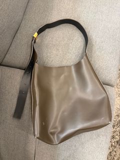 (Category: ) located in . Submitted by shopscloset (Listing ID 1416355890, Image 1). Description: .
