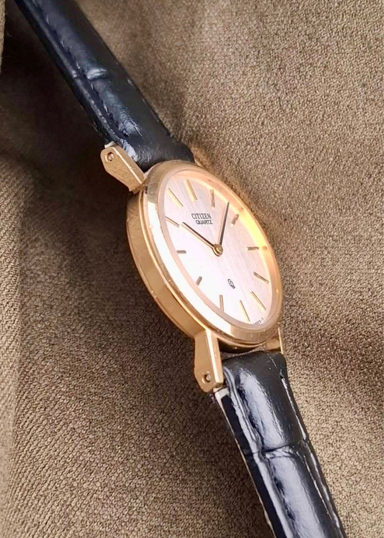 由 oldwatch.tw (刊登 ID 1416320114，圖片 3) 提交，位於 高雄市 (Kaohsiung) 的 ❗️日本國鐵紀念❗️星辰CITIZEN QUARTZ 女性石英手錶 古董錶 復古 古著 vintage watch (類別：手錶)，說明：下標前請先參考關於我 ✨商品特色敘述✨ 🇯🇵【日本國鐵紀念】CITIZEN Quartz 兩針錶｜鍍金錶殼・背膜未撕 🔹 CITIZEN Quartz 兩針設計 極簡到只留下必要的時間感，沒有秒針的跳動，視覺乾淨、節奏沉穩，標準日本職人審美。 🔹 鍍金錶殼 × 細緻銀白面盤 鍍金色澤溫潤不浮誇，搭配條釘時標，比例非常好，偏正式、也適合日常正裝。 🔹 日本國鐵紀念錶（JNR） 背蓋刻字為日本國鐵紀念樣式，屬於當年特定用途／紀念發行， 不是市售量產款，這種東西現在只會越來越少。 🔹 背膜未撕，保存狀態佳 實拍可見背蓋保護膜仍在，收藏氣息濃厚， 對老錶玩家來說，這點很加分。 🔹 已更換皮帶，佩戴即用 搭配深色皮帶，整體氣質