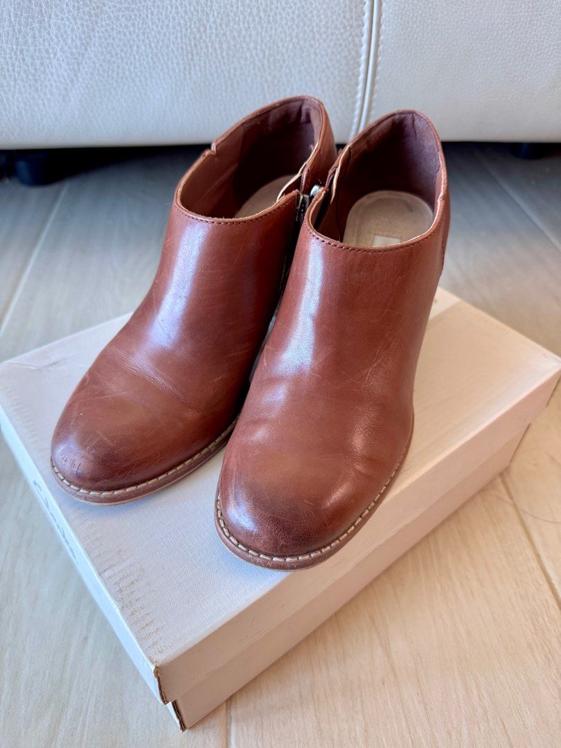 Clarks Othea Ada 棕色皮革踝靴 （分類：靴）位於 Hong Kong。 由 zui_l 提交（商品編號 1416229246，圖片 1）。簡介： Clarks Othea Ada 踝靴，棕色皮革製成。鞋跟高度適中，側邊有拉鍊。鞋盒上有尺寸標示，歐碼36碼，適合3.5號腳。適合日常穿搭，舒適又時尚。 只限順豐到付。