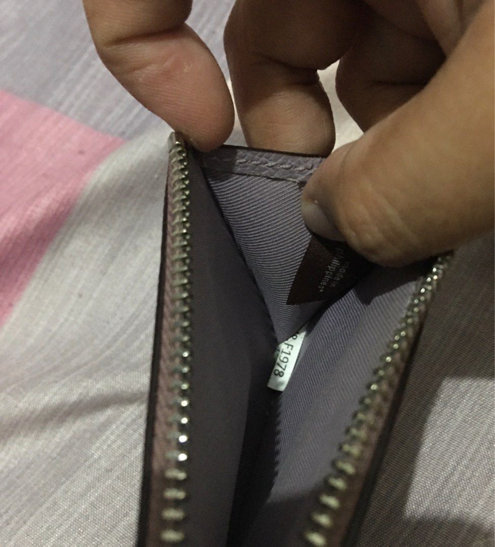 Coach card holder purse wallet (Category: Luxury Bags & Wallets) located in Guagua. Submitted by Ann625 (Listing ID 1416382138, Image 3). Description: Barely used Clean inside and out Minimal sign of usage lang inside, as in maliit lang sign of usage, that’s why selling it very low (see last 2 photos).
