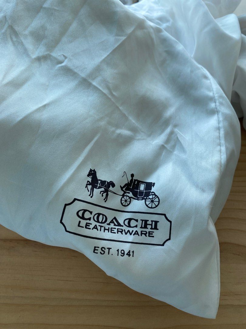 Coach Mini Backpack （分類：手袋及銀包）位於 Hong Kong。 由 jlynlg 提交（商品編號 1416280331，圖片 3）。簡介： Coach mini backpack features a metallic finish and a front zippered pocket. It includes adjustable straps and a top handle. The bag comes with a Coach dust bag. The Coach logo is visible on the front of the bag and on a small tag attached to the straps.。