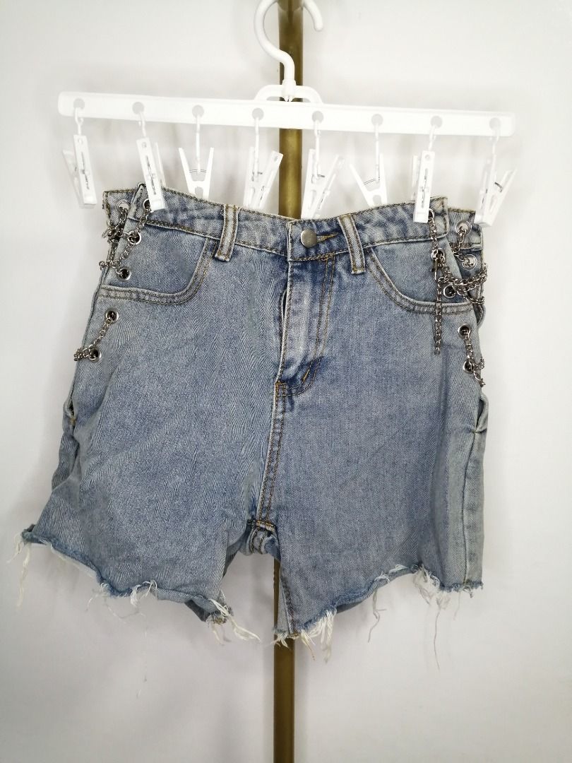 Denim Shorts with Chain Detail (Category: Shorts) located in Liliw. Submitted by r.things (Listing ID 1416267917, Image 1). Description: 28 inches (adjustable thru side chain).