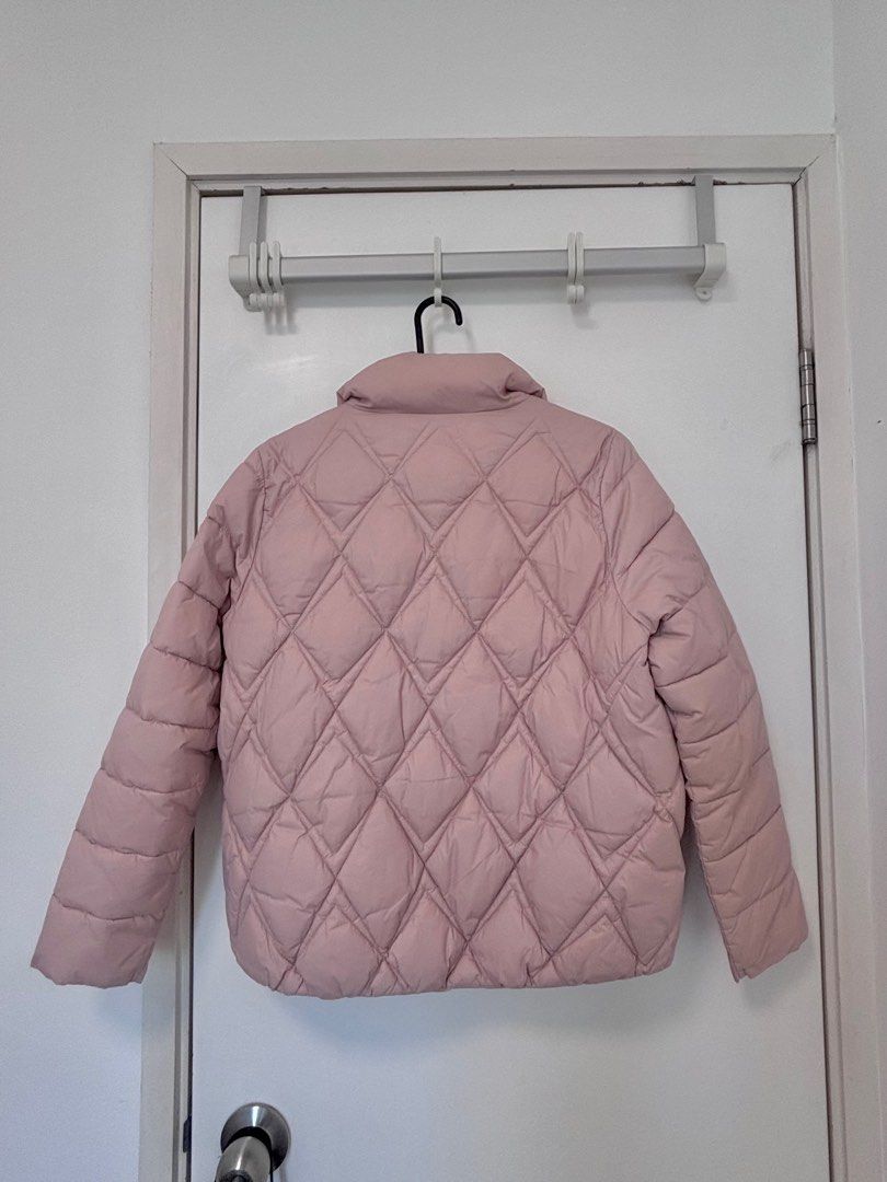 Down jacket （分類：外套及戶外衣服）位於 Hong Kong。 由 kennedy.c 提交（商品編號 1416238526，圖片 2）。簡介： Down jacket features a quilted design with front pockets, and a zip closure. Made in Korea. Dimensions Jacket length: 22 inches Arm length: 22.3 inches Shoulder width: 15.5 inches Chest width: 19.5 inches 。