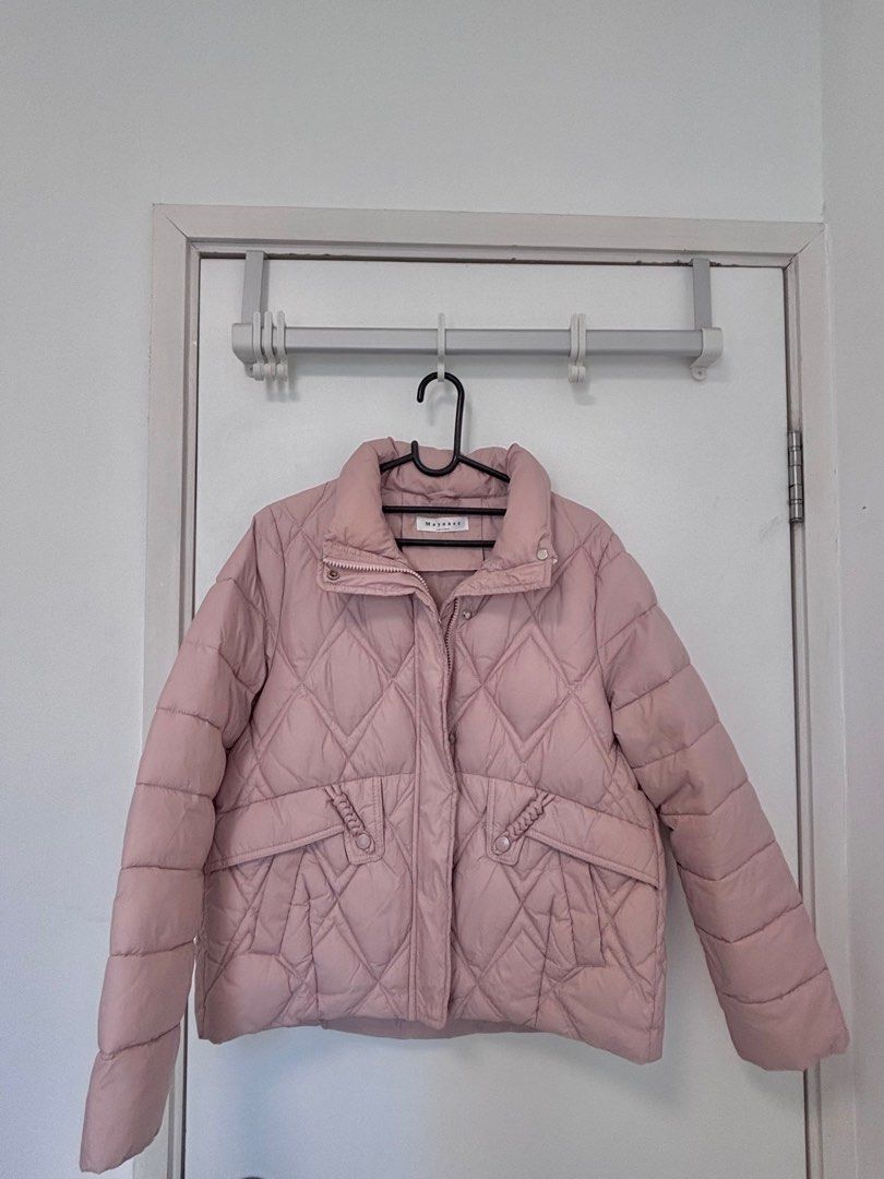 Down jacket （分類：外套及戶外衣服）位於 Hong Kong。 由 kennedy.c 提交（商品編號 1416238526，圖片 1）。簡介： Down jacket features a quilted design with front pockets, and a zip closure. Made in Korea. Dimensions Jacket length: 22 inches Arm length: 22.3 inches Shoulder width: 15.5 inches Chest width: 19.5 inches 。