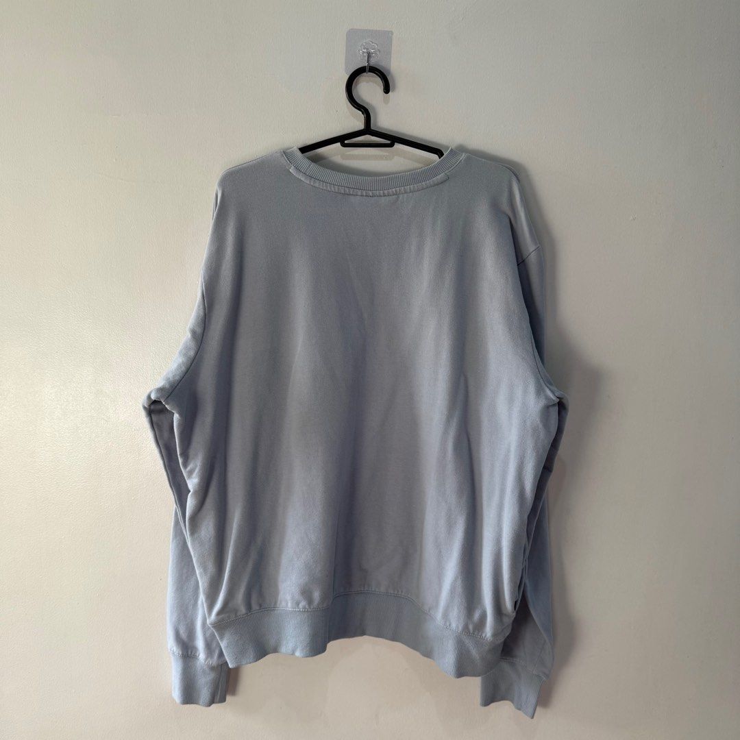 Fila Crewneck Sweatshirt - Light Blue (Category: Coats, Jackets and Outerwear) located in Binan City. Submitted by ard__ (Listing ID 1416307188, Image 2). Description: - Fila crewneck sweatshirt - Light blue color - Size: L - Fila logo on chest - Round neckline - Long sleeves - Material: Cotton blend Pit to Pit: 22 Length: 23 Issue/s: none Price + Shipping fee Shipping via jnt 🍒 Check my other listing for more discount! .