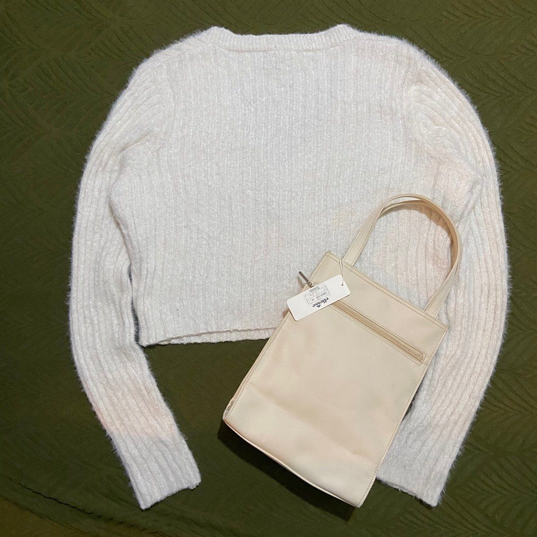 Forever 21 Cardigan & Ellesse Handbag (Category: Coats, Jackets and Outerwear) located in Manila. Submitted by goldenturtle.bfdfc0 (Listing ID 1416221602, Image 2). Description: - Bundle includes: - Cream Forever 21 cropped cardigan (V-neck, button closure) - Cream Ellesse tote bag (with zipper pocket, brand new with tag) - Dimensions: Chest - 19 inches / Length - 18 inches / Shoulder - 16 inches / Sleeves - 26 inches Location : Pasay City Lalamo