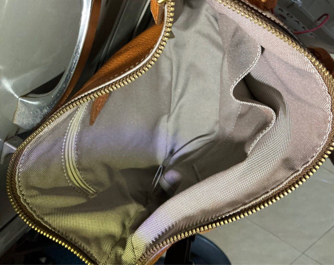 Fossil 2way Bag (Category: Announcements) located in Santa Maria. Submitted by marvi_declutter (Listing ID 1416305644, Image 2). Description: Leather Used only 3x Almost new Very clean inside and out .