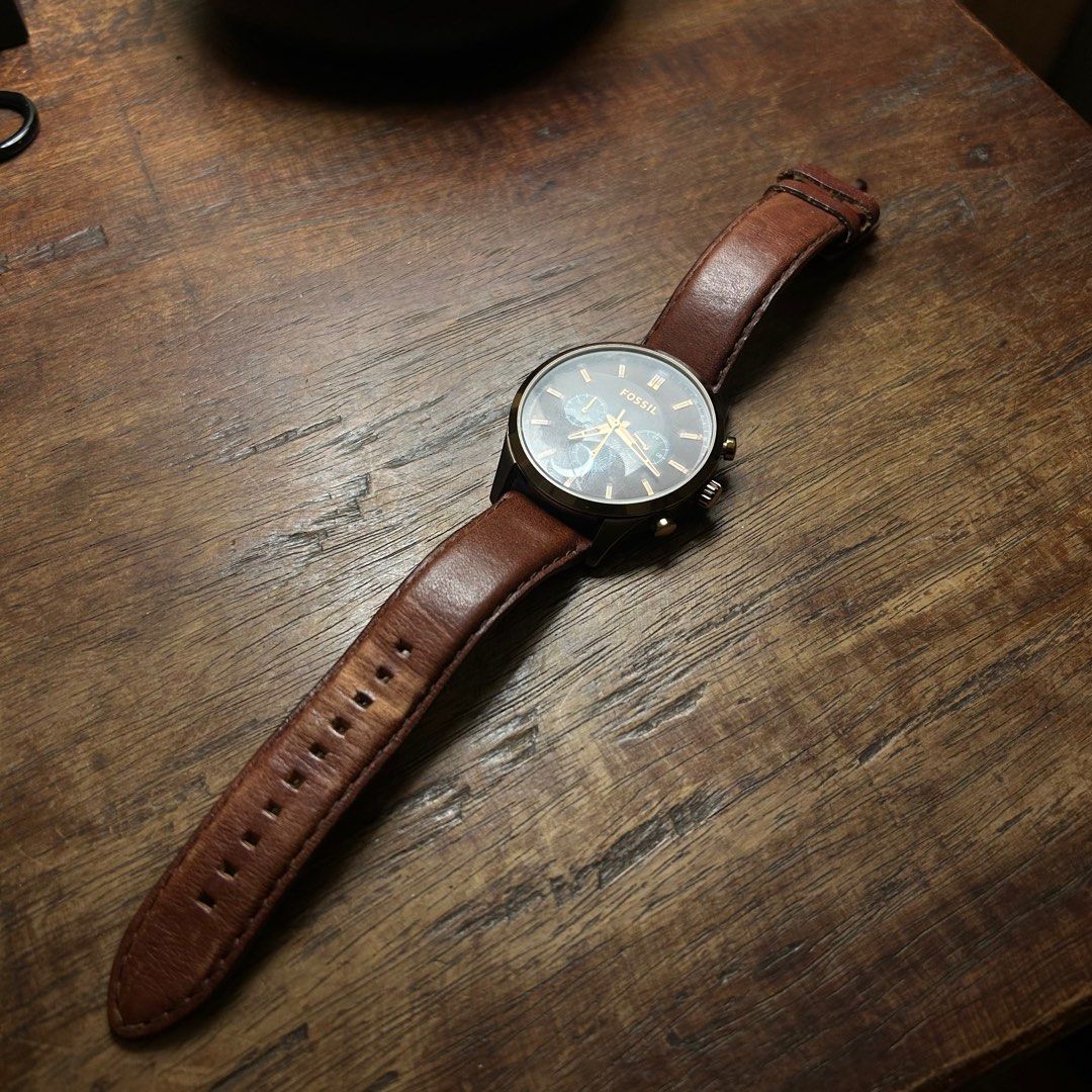 Fossil Leather watch FS4632 (Category: Men's Watches) located in Dasmarinas. Submitted by enzovills (Listing ID 1416413725, Image 1). Description: Designer Fossil Leather Chronograph FS4632 Php 2,000 All working Case diameter 44 Millimetres Band colour Brown Band material type Leather Watch movement type Quartz Item weight 500 Grams watch only no box.