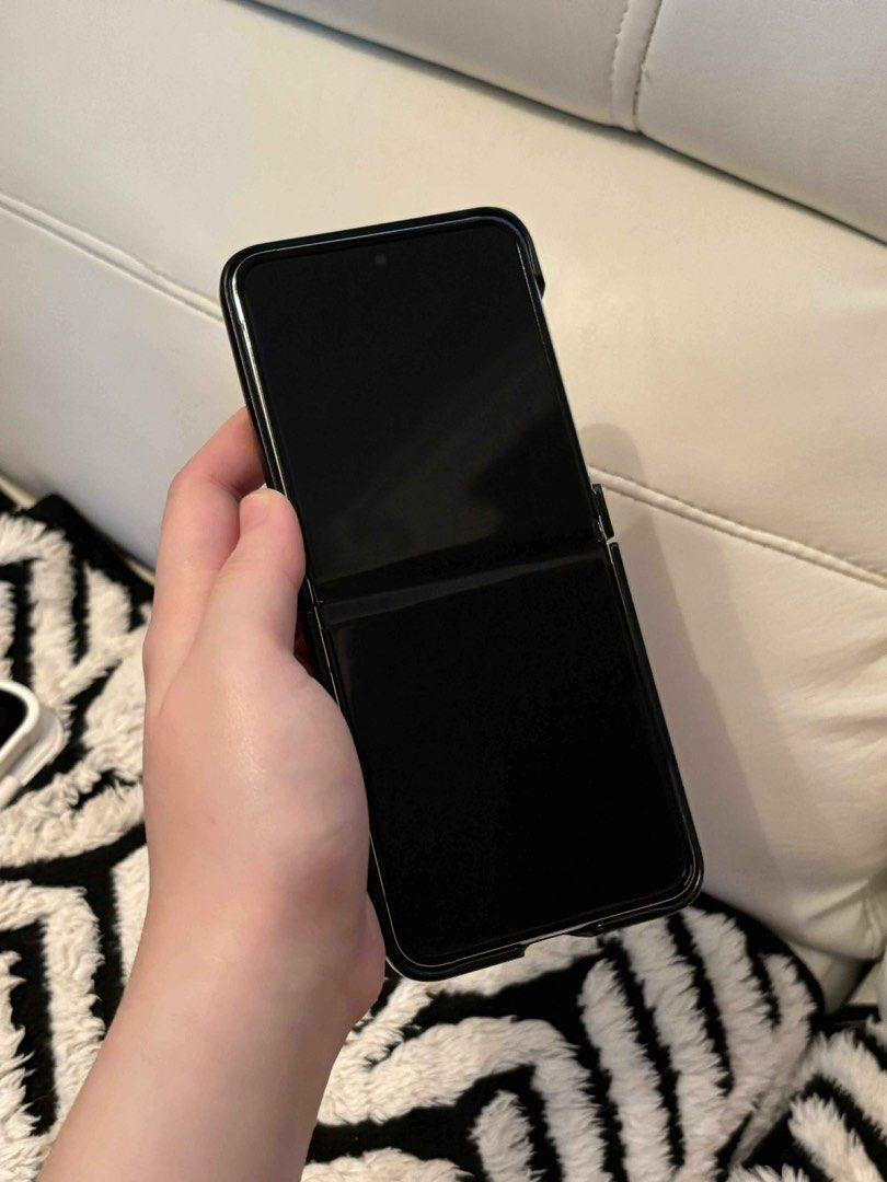 GALAXY Z FLIP 5 |MINT - 256gb (Category: Samsung) located in Las Pinas. Submitted by aki.lfinds (Listing ID 1416382265, Image 3). Description: - GALAXY Z FLIP 5 - 256GB storage - Stylish design - Lady owned - Includes various cases (free) , Charging Cord , No adaptor, with original box. Rfs. Spare phone only - rarely used and upgraded new spare phone.