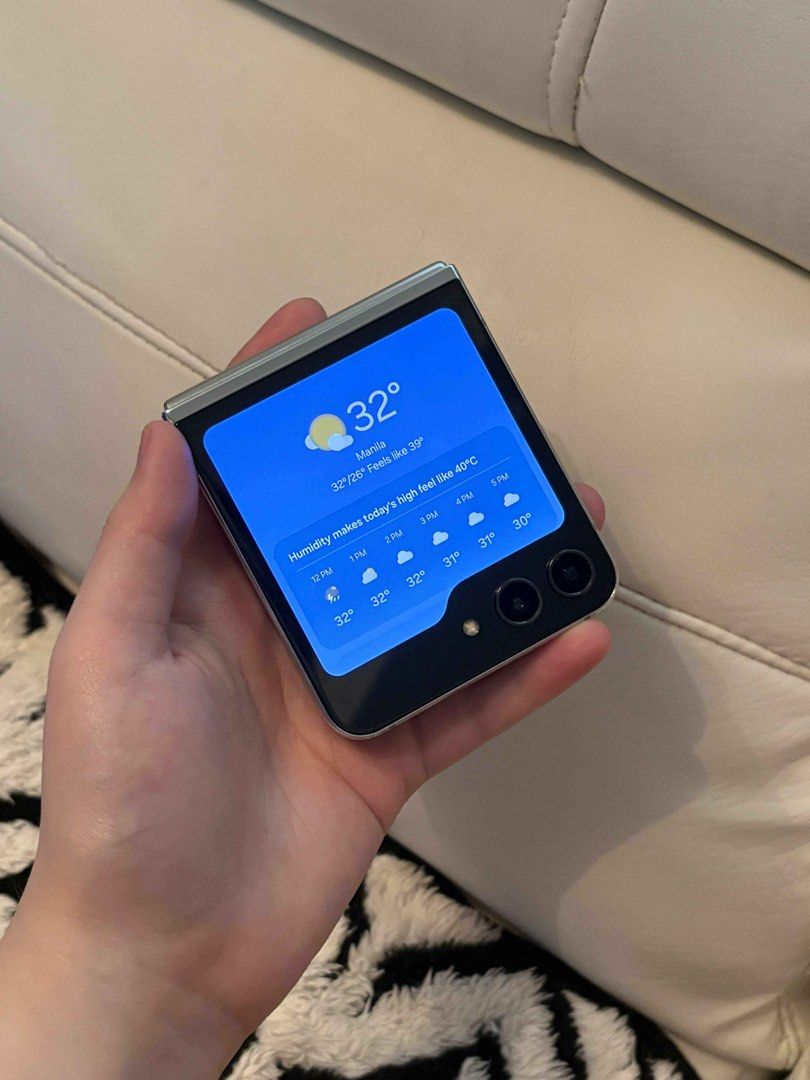 GALAXY Z FLIP 5 |MINT - 256gb (Category: Samsung) located in Las Pinas. Submitted by aki.lfinds (Listing ID 1416382265, Image 2). Description: - GALAXY Z FLIP 5 - 256GB storage - Stylish design - Lady owned - Includes various cases (free) , Charging Cord , No adaptor, with original box. Rfs. Spare phone only - rarely used and upgraded new spare phone.