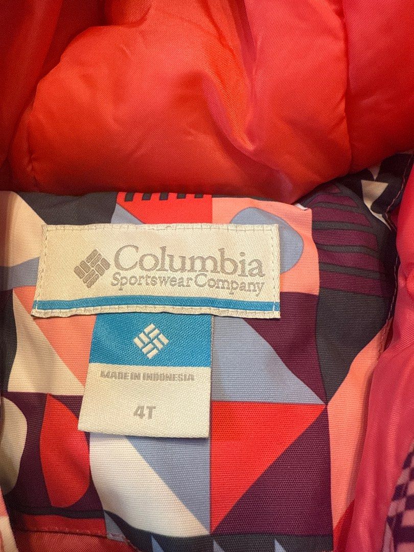 Geometric Pattern Winter Jacket （分類：嬰兒及小童流行時尚）位於 Hong Kong。 由 wendiiii01 提交（商品編號 1416226049，圖片 2）。簡介： 全新Columbia 雪褸 Winter jacket features a vibrant geometric pattern with a red interior. It has a hood and a front zipper. The jacket has a unique design that will make you stand out. It is a stylish and practical choice for the winter season.。