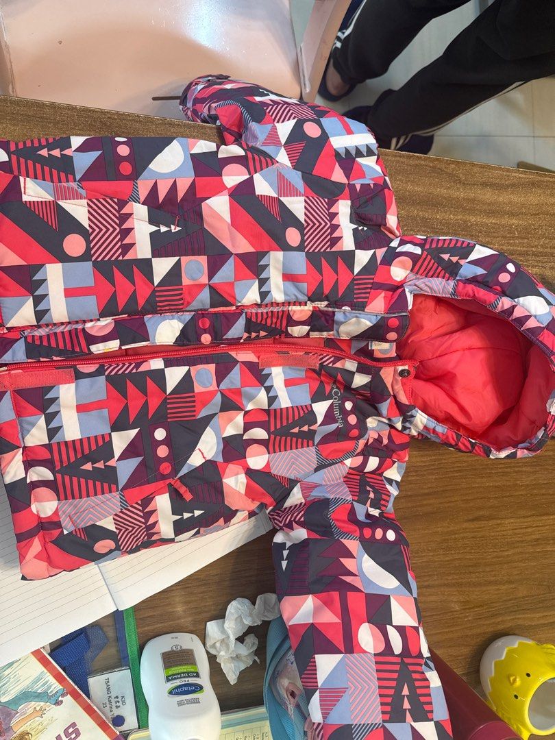 Geometric Pattern Winter Jacket （分類：嬰兒及小童流行時尚）位於 Hong Kong。 由 wendiiii01 提交（商品編號 1416226049，圖片 1）。簡介： 全新Columbia 雪褸 Winter jacket features a vibrant geometric pattern with a red interior. It has a hood and a front zipper. The jacket has a unique design that will make you stand out. It is a stylish and practical choice for the winter season.。