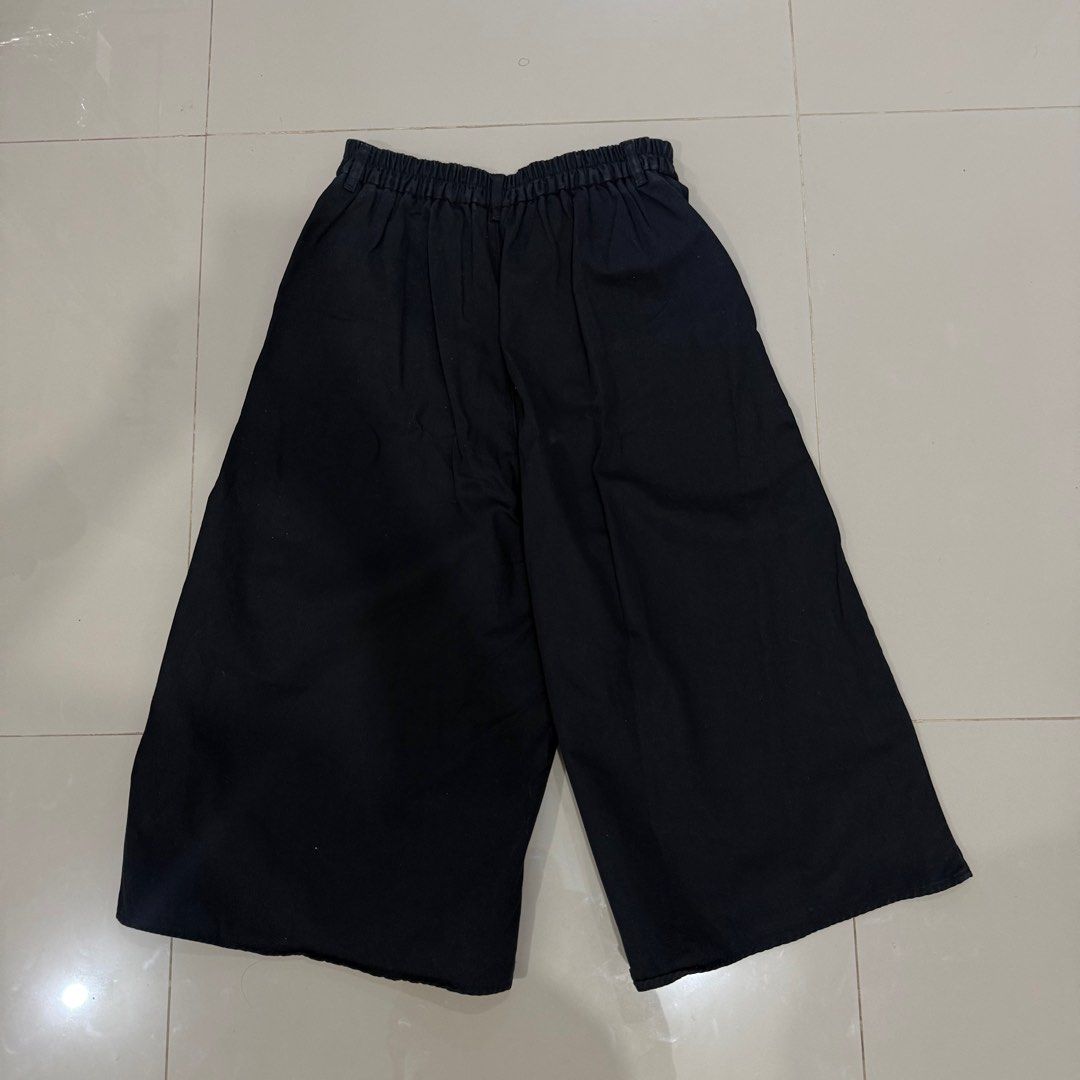 GU Black Culottes (Category: Other Bottoms) located in Angeles City. Submitted by percydlr (Listing ID 1416260519, Image 2). Description: Black Size L - can fit 28-30 29.5 L Elastic waist at the back Rfs decluttering.