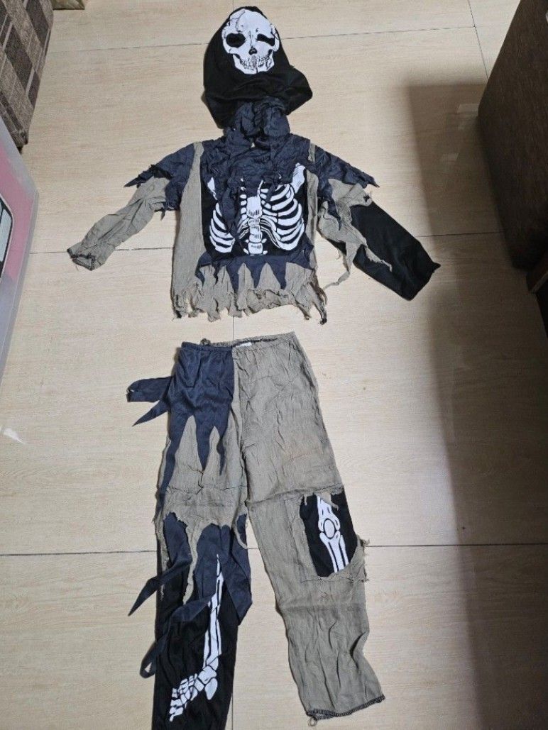 Halloween Skeleton and Pumpkin Costumes (Category: Babies & Kids Fashion) located in Makati City. Submitted by shopdoc (Listing ID 1416389489, Image 1). Description: - Halloween Costume Options: - Skeleton Costume: Hooded top and pants, polyester material, fits 110-120cm. - Pumpkin Costume: Includes matching hat. size 90 to 100cm - Perfect for Halloween parties and trick-or-treating! selling the bundle for 400 pesos.