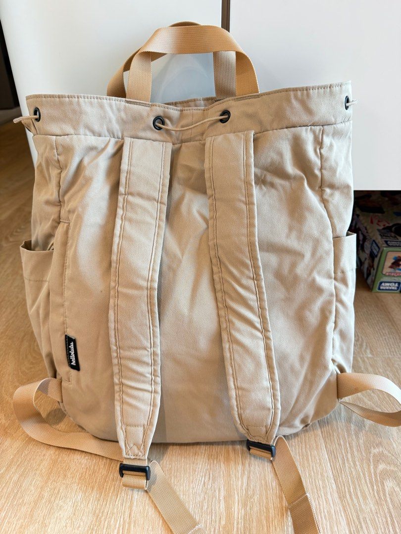 Hellolulu Backpack （分類：背囊）位於 Hong Kong。 由 Miranda0228 提交（商品編號 1416404415，圖片 2）。簡介： Two way backpack Very practical 。
