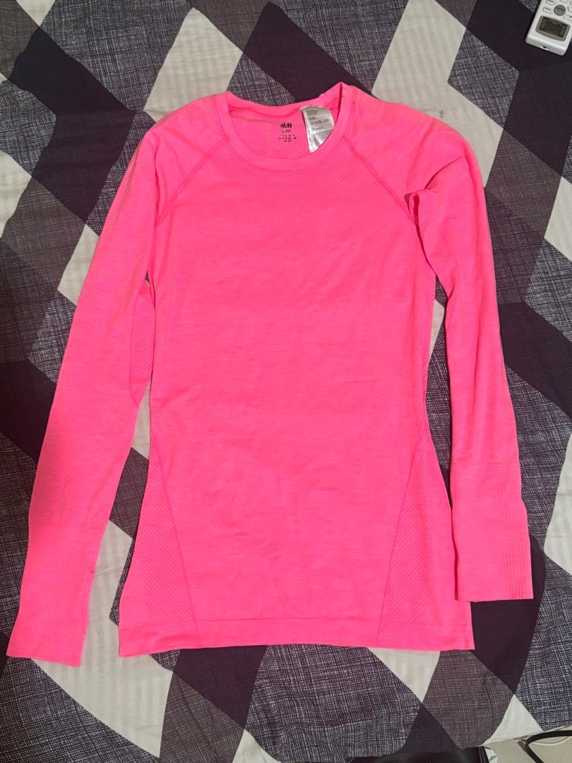 H&M Longsleeve Sportswear (Category: Others Tops) located in Pasig City. Submitted by rinarii (Listing ID 1416308128, Image 1). Description: .