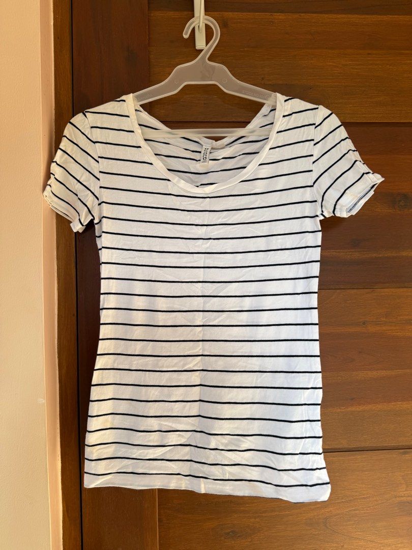 H&M Striped T-Shirt (Category: Shirts) located in Antipolo. Submitted by reeanaaa_ (Listing ID 1416305418, Image 1). Description: .