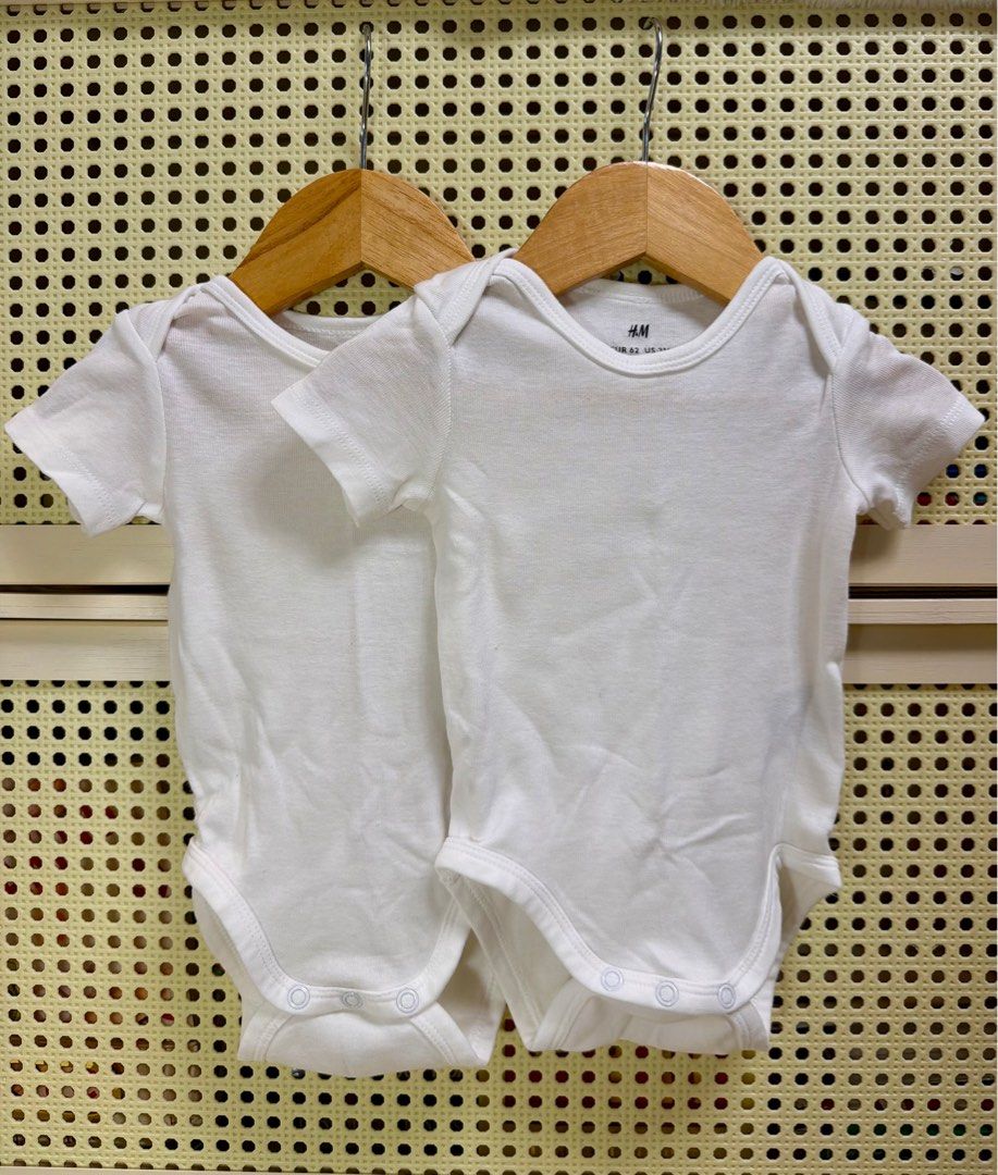 H&M White Baby Bodysuits 3M (Category: Babies & Kids Fashion) located in Cavite. Submitted by luxebagsco_ (Listing ID 1416230250, Image 1). Description: - H&M baby bodysuits - Size: 3 months up to 6mos - Quantity: Set of 2 - Color: White - Features: Short sleeves, snap closures - P199 for 2.
