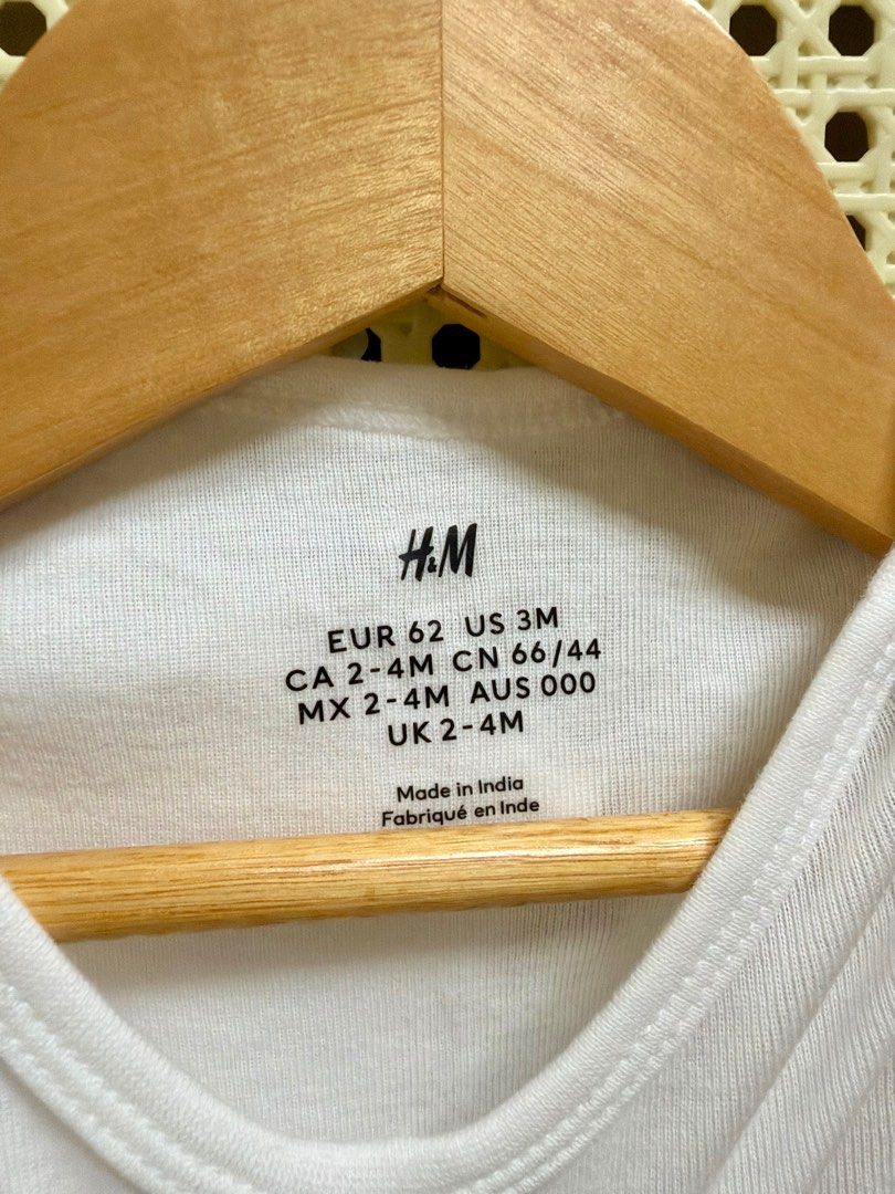 H&M White Baby Bodysuits 3M (Category: Babies & Kids Fashion) located in Cavite. Submitted by luxebagsco_ (Listing ID 1416230250, Image 2). Description: - H&M baby bodysuits - Size: 3 months up to 6mos - Quantity: Set of 2 - Color: White - Features: Short sleeves, snap closures - P199 for 2.