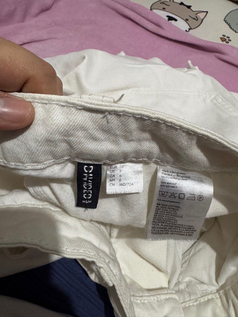 H&M White Cargo Jeans (M) (Category: Other Bottoms) located in Valenzuela. Submitted by jennmsglt (Listing ID 1416422171, Image 2). Description: H&M White Cargo Jeans (M) Size: M ₱ 550 Grab, lalamove, Angkas Padala, Joyride Delivery. And JnT. Delivery fee will be shouldered by buyer..